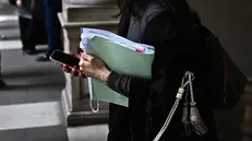 Avvocato a palazzo di Giustizia. Genova, 27 marzo 2025. ANSA/LUCA ZENNARO (Avvocati, avvocato, processo, processi, palazzo di giustizia, incartamenti, legale, legali)