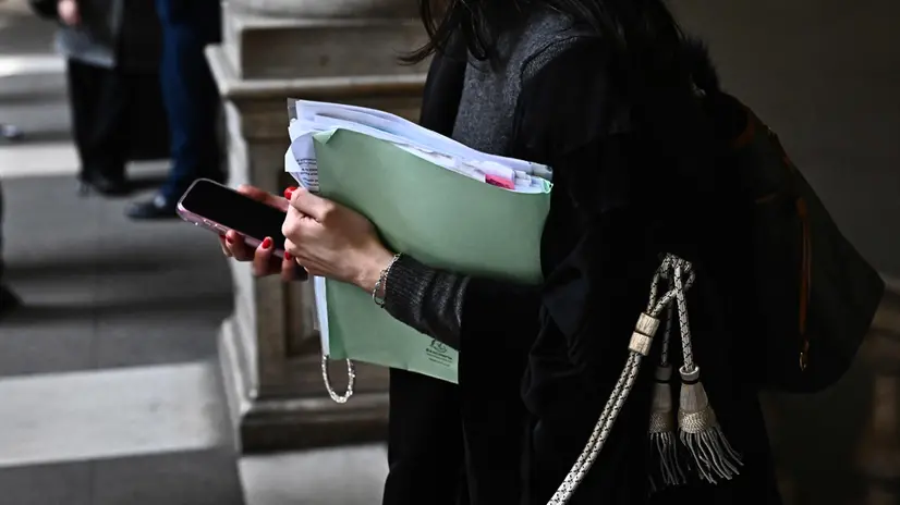 Avvocato a palazzo di Giustizia. Genova, 27 marzo 2025. ANSA/LUCA ZENNARO (Avvocati, avvocato, processo, processi, palazzo di giustizia, incartamenti, legale, legali)