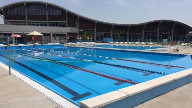 La piscina di Rezzato è chiusa dal 2022 - © www.giornaledibrescia.it