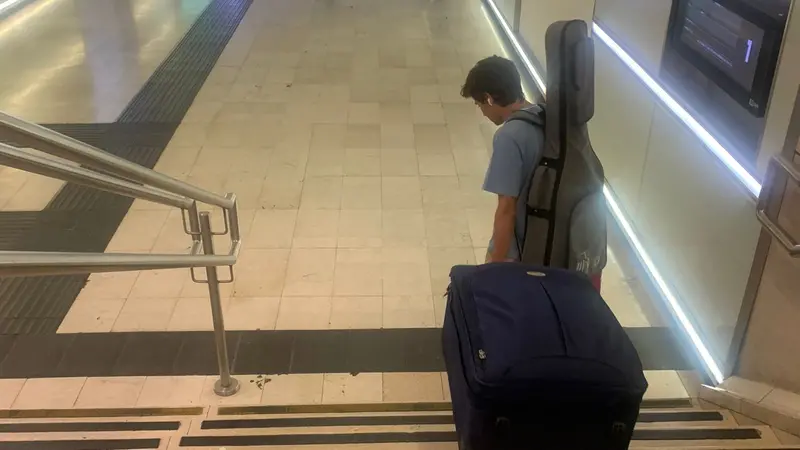 Il trasporto bagagli è complicato per via degli ascensori fuori uso © www.giornaledibrescia.it