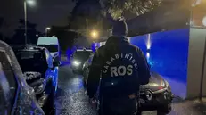 Sarebbe stata condizionata dal clan Mallardo, l'amministrazione comunale di Giugliano in Campania, popoloso comune dell' hinterland a Nord di Napoli. È quanto emerge da una indagine dei carabinieri del Ros, coordinata dalla Dda di Napoli, che oggi ha portato all'arresto di 25 persone. L'organizzazione criminale, componente della cosiddetta Alleanza di Secondigliano, interveniva anche per dirimere le controversie tra privati. Complessivamente i militari dell' arma hanno notificato 20 arresti in carcere e 5 ai domiciliari. Il clan avrebbe, in particolare condizionato, secondo l'ipotesi accusatoria, la campagna elettorale per le elezioni comunali di Giugliano in Campania nel settembre 2020. (ANSA/CARABINIERI ANSA PROVIDES ACCESS TO THIS HANDOUT PHOTO TO BE USED SOLELY TO ILLUSTRATE NEWS REPORTING OR COMMENTARY ON THE FACTS OR EVENTS DEPICTED IN THIS IMAGE; NO ARCHIVING; NO LICENSING NPK