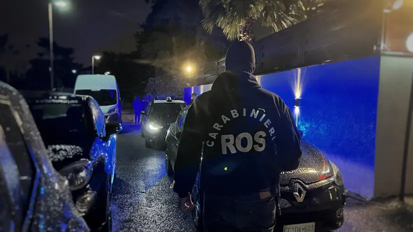 Sarebbe stata condizionata dal clan Mallardo, l'amministrazione comunale di Giugliano in Campania, popoloso comune dell' hinterland a Nord di Napoli. È quanto emerge da una indagine dei carabinieri del Ros, coordinata dalla Dda di Napoli, che oggi ha portato all'arresto di 25 persone. L'organizzazione criminale, componente della cosiddetta Alleanza di Secondigliano, interveniva anche per dirimere le controversie tra privati. Complessivamente i militari dell' arma hanno notificato 20 arresti in carcere e 5 ai domiciliari. Il clan avrebbe, in particolare condizionato, secondo l'ipotesi accusatoria, la campagna elettorale per le elezioni comunali di Giugliano in Campania nel settembre 2020. (ANSA/CARABINIERI ANSA PROVIDES ACCESS TO THIS HANDOUT PHOTO TO BE USED SOLELY TO ILLUSTRATE NEWS REPORTING OR COMMENTARY ON THE FACTS OR EVENTS DEPICTED IN THIS IMAGE; NO ARCHIVING; NO LICENSING NPK