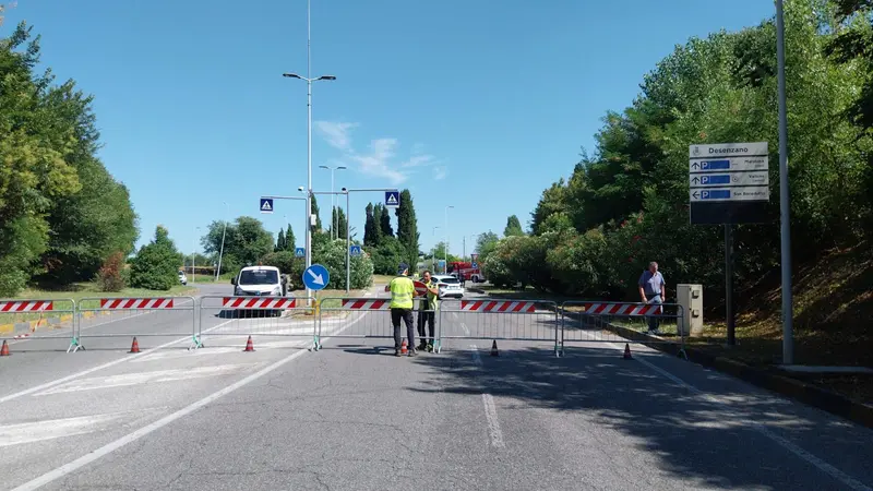 La strada alta che collega la Valtenesi a Desenzano chiusa