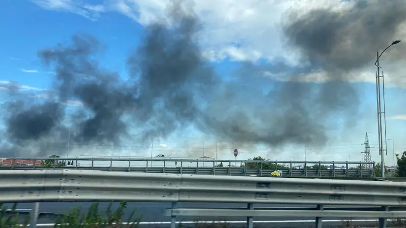 Nuovo incendio in zona Fiumicino. Alta colonna fumo nero. Tregua dai roghi durata solo poche ore