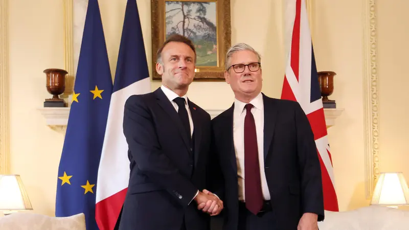 epa12226716 British Prime Minister Keir Starmer (R) and French President Emmanuel Macron (L) shake hands at 10 Dowing Street in London, Britain, 09 July 2025. French President Macron and his wife Brigitte are on a three-day state visit to Britain. EPA/ANDY RAIN / POOL