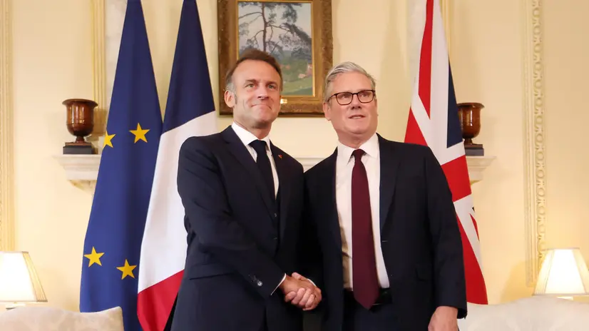epa12226716 British Prime Minister Keir Starmer (R) and French President Emmanuel Macron (L) shake hands at 10 Dowing Street in London, Britain, 09 July 2025. French President Macron and his wife Brigitte are on a three-day state visit to Britain. EPA/ANDY RAIN / POOL