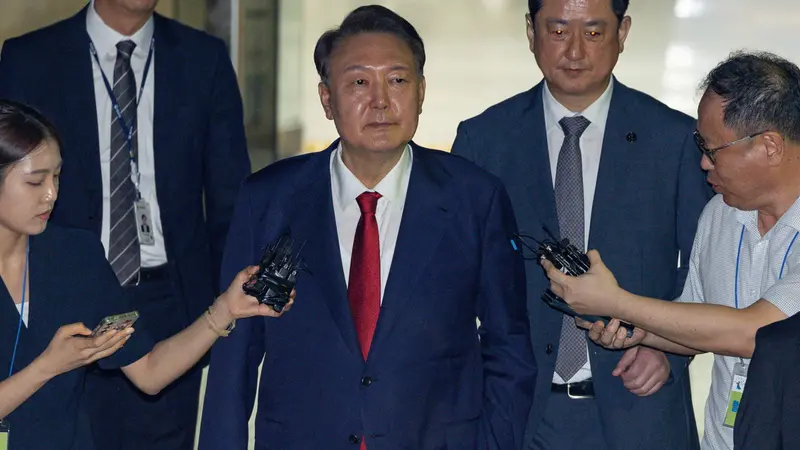 epa12228130 Former South Korean President Yoon Suk Yeol (C), exits the Seoul Central District Court after attending a hearing to review the legality of his detention over charges related to his failed attempt to impose martial law in December 2024, in Seoul, South Korea, 09 July 2025. The court issued a warrant, requested by special counsel Cho Eun-suk, to arrest Yoon, placing him in custody for the second time. EPA/YONHAP / POOL SOUTH KOREA OUT