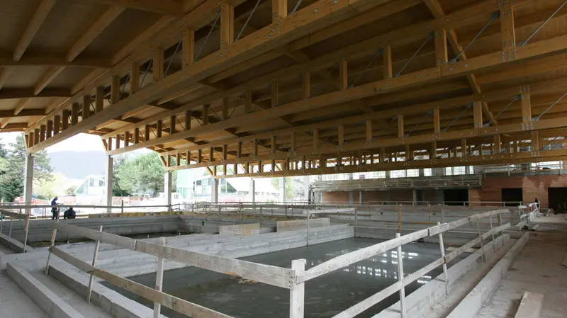 I lavori di realizzazione della piscina di Rezzato - © www.giornaledibrescia.it