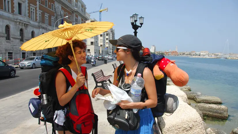 20092407_BARI_CALDO. Il caldo record ? arrivato anche in Puglia. Questa mattina la colonnina di mercurio ha segnato quasi 40 gradi. Nella foto turisti turchi cercano riparo dal sole. foto Ansa/Luca Turi