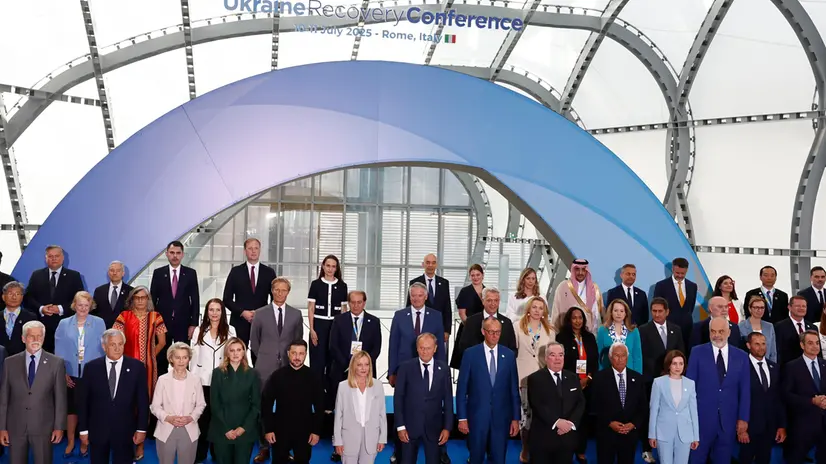 Foto di famiglia durante la Conferenza per la Ricostruzione dell’Ucraina, presso il Centro congressi La nuvola, Roma, 10 luglio 2025, ANSA/VINCENZO LIVIERI
