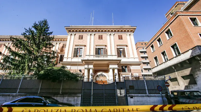 Chiusa al traffico automobilistico il tratto di via Goito dove si trova la sede dell’Ambasciata Russa in Italia, Roma 9 marzo 2022. ANSA/FABIO FRUSTACI