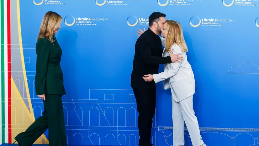 epa12228762 Italian Prime Minister Giorgia Meloni (R) welcomes Ukrainian President Volodymyr Zelensky (C) and Ukrainian First Lady Olena Zelenska during the Ukraine Recovery Conference (URC) in Rome, Italy, 10 July 2025. EPA/ANGELO CARCONI