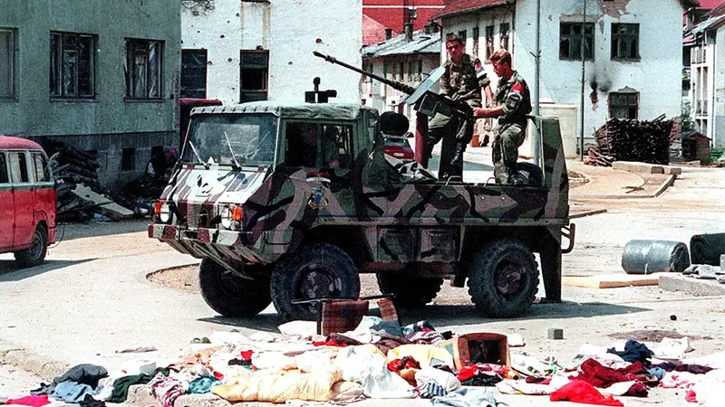 Truppe serbo-bosniache a Srebrenica l'11 luglio 1995 - Foto Ansa © www.giornaledibrescia.it