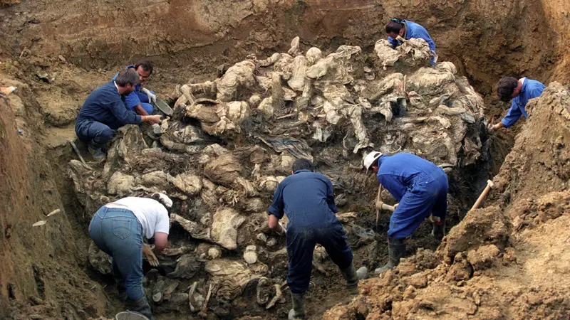 Le fosse comuni del genocidio a Srebrenica - Foto Ansa © www.giornaledibrescia.it