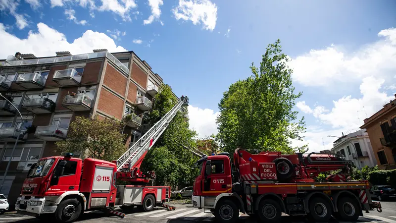Vigili del Fuoco a lavoro su un grosso ramo di un albero caduto per il maltempo, su una facciata di un palazzo in via Latina nel quartiere Appio, Roma, 02 maggio 2024. ANSA/ANGELO CARCONI