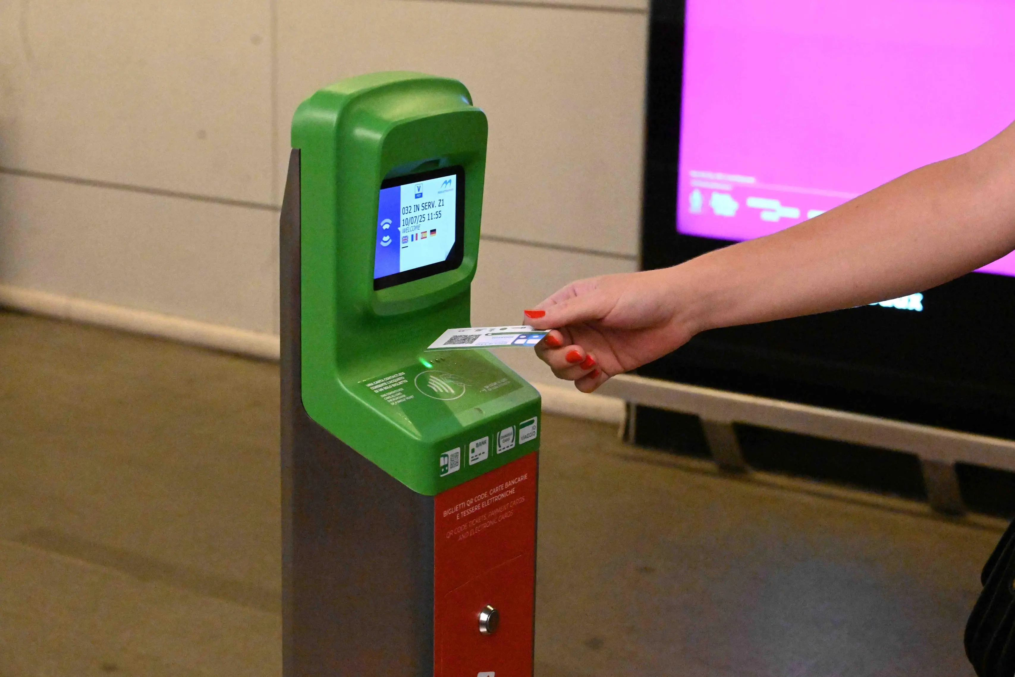 Su metro e bus arrivano i biglietti con qr code