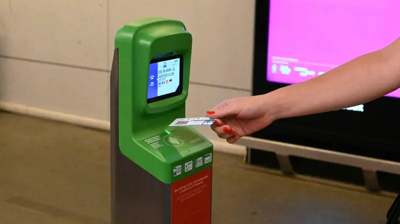 Su metro e bus arrivano i biglietti con qr code