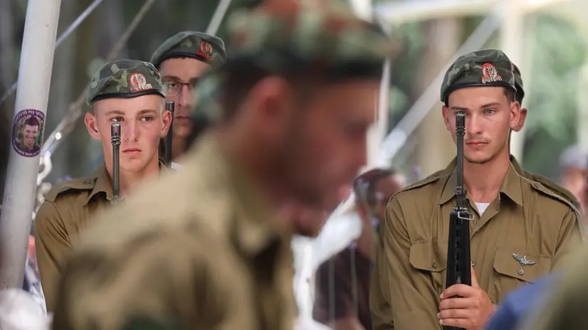 epa12223990 Israeli soldiers attending the funeral of Israeli soldier Sergeant Moshe Nissim Frech in Mount Herzl military cemetery in Jerusalem, 08 July 2025. According to the Israeli defence forces five Israeli soldiers where killed as a result of an improvised explosive device explosion and an ambush by Hamas militants in Khan Yunis in the Gaza Strip. EPA/ABIR SULTAN