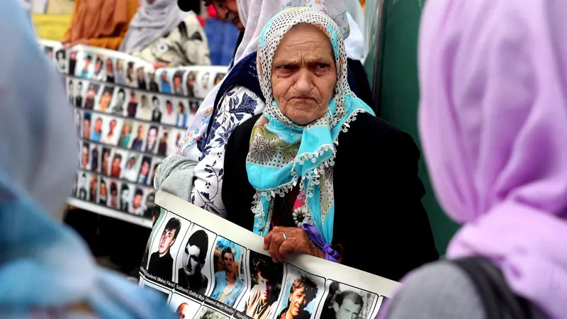 Una donna commemora le vittime del genocidio di Srebrenica - Foto Ansa © www.giornaledibrescia.it