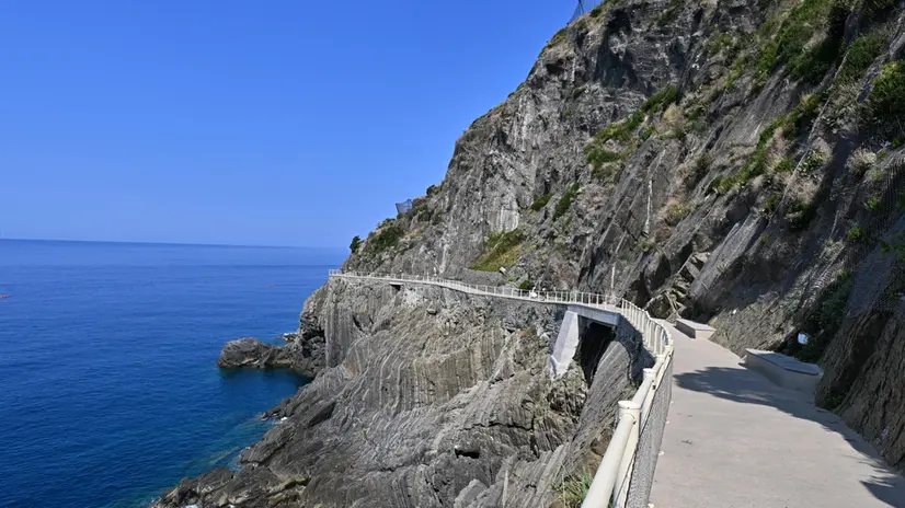 Anteprima stampa per la riapertura della Via dell'amore tra Riomaggiore e Manarola nel parco dell 5 Terre. Dal 27 luglio sarà riaperta al pubblico dei residenti nell'area parco, dal 9 agosto anche ai turisti. Oltre 2 anni e mezzo di lavori dopo le frane del 2012, che ne avevano decretato la chiusura per motivi di sicurezza. Manarola, 26 luglio 2024. ANSA/LUCA ZENNARO