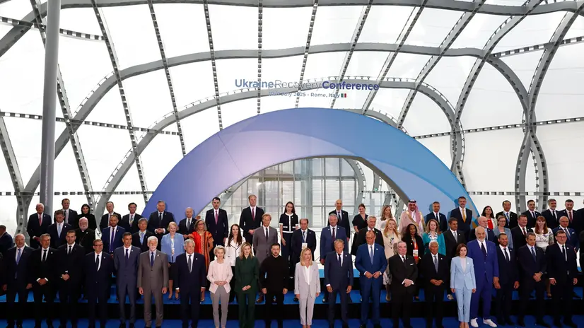 epa12228693 Italian Prime Minister Giorgia Meloni (C), Ukrainian President Volodymyr Zelensky (C-L), Ukrainian First Lady Olena Zelenska (9-L), European Commission President Ursula von der Leyen (8-L) and participants pose for a family photo during the Ukraine Recovery Conference (URC) in Rome, Italy, 10 July 2025. EPA/VINCENZO LIVIERI