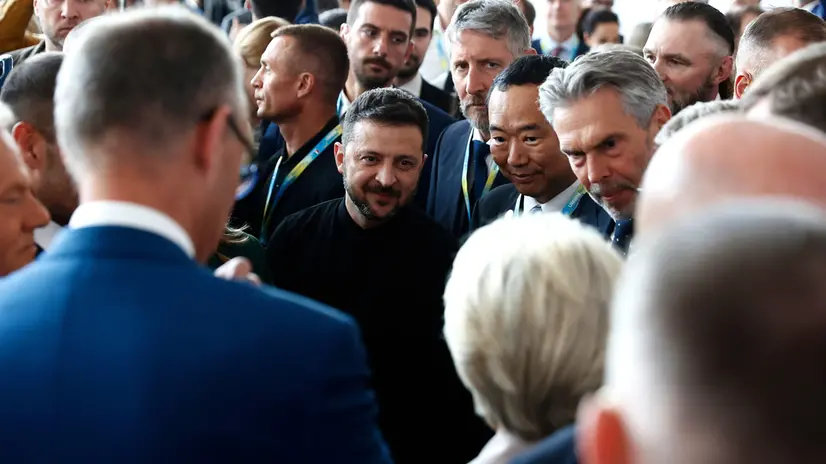 epaselect epa12228689 Ukrainian President Volodymyr Zelensky (C) attends the Ukraine Recovery Conference (URC) in Rome, Italy, 10 July 2025. EPA/VINCENZO LIVIERI