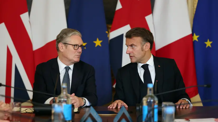 epa12228565 British Prime Minister Keir Starmer (L) and French President Emmanuel Macron (R) speak during a UK-France Summit at 10 Downing Street in London, Britain, 10 July 2025. President Macron and his wife Brigitte are on a three-day state visit to Britain. EPA/ANDY RAIN / POOL