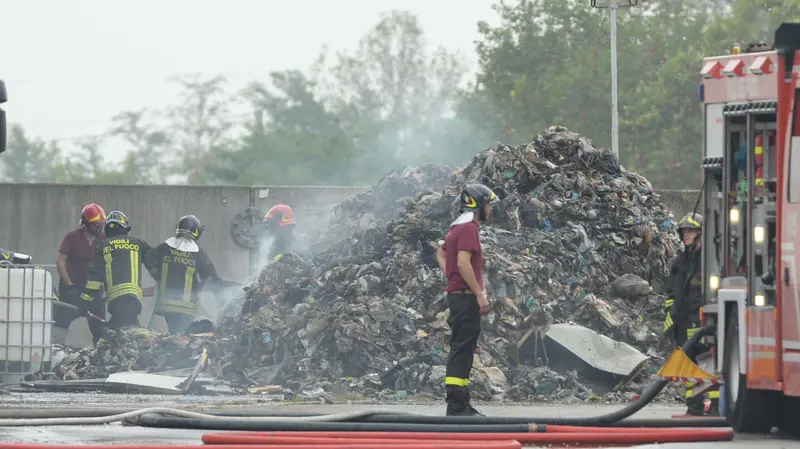 Un rogo in una discarica - Foto Gabriele Strada/Neg © www.giornaledibrescia.it