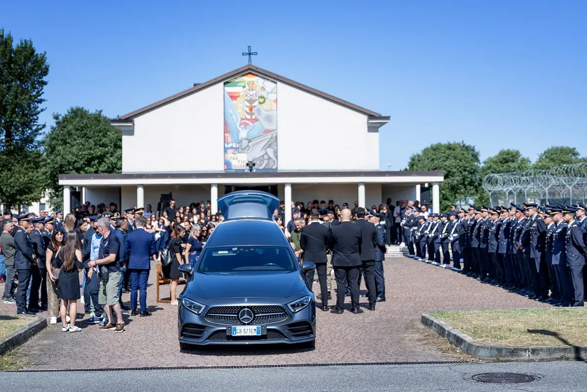 All'aeroporto di Ghedi i funerali di Emiliano di Giacomo