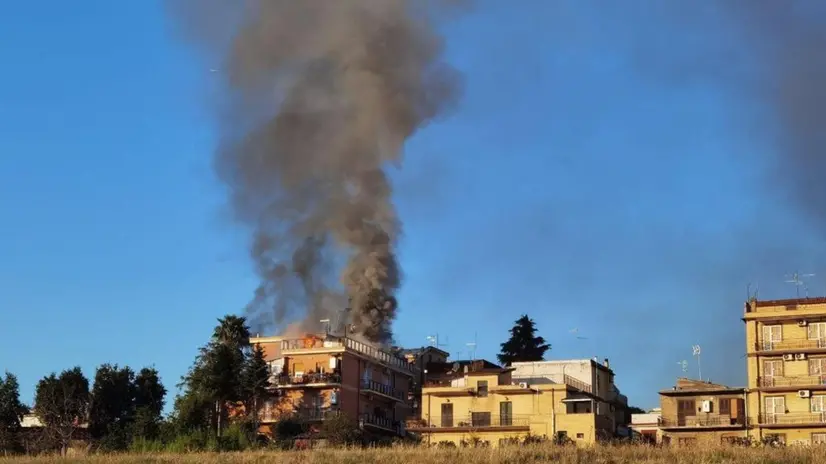 Esplosione e incendio in una palazzina in via Atteone, in zona Tor Bella Monaca, alla periferia di Roma. Sul posto carabinieri, polizia locale e vigili del fuoco. Dalle prime informazioni sembra che l'esplosione si sia verificata in un appartamento all'ultimo piano probabilmente per una fuga di gas. Al momento si registrano due feriti. ANSA