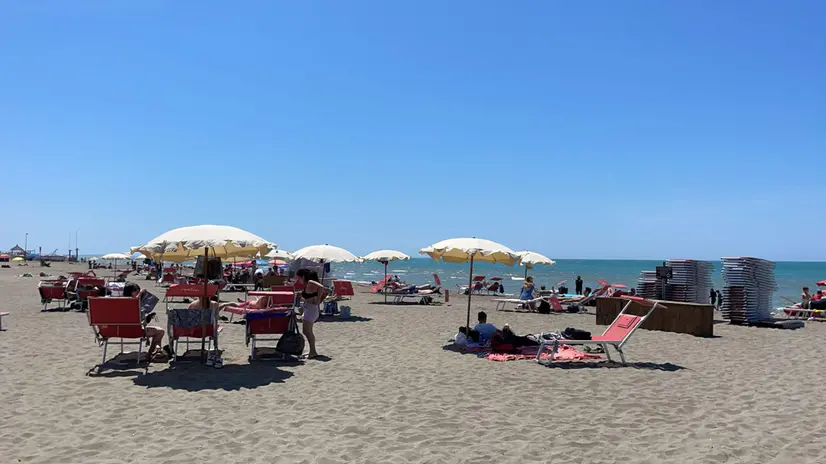 Grande affluenza su spiagge del litorale romano. Pieni anche ristoranti e centri cittadini