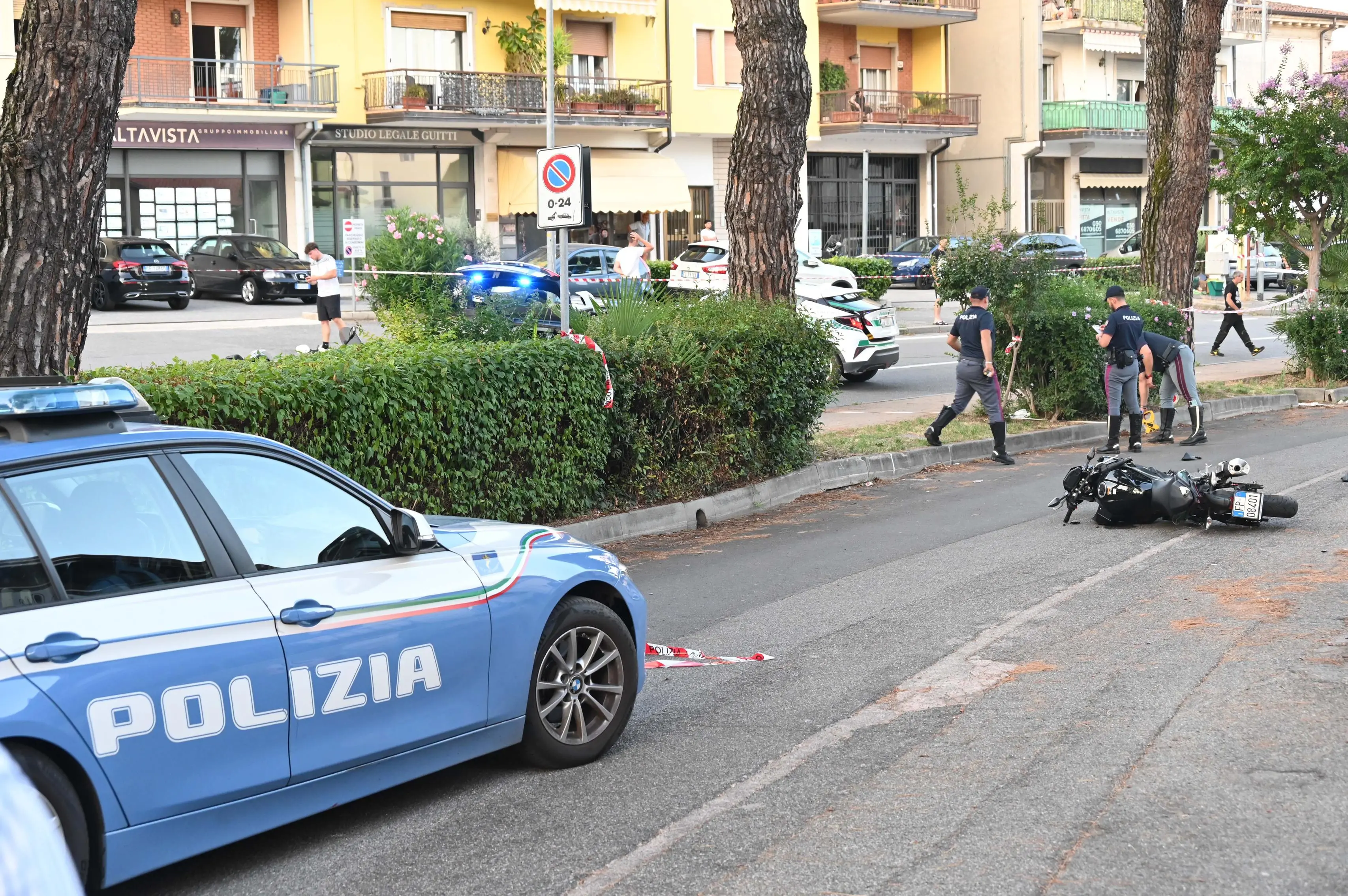 I mezzi rimasti a terra dopo lo scontro mortale a Bedizzole