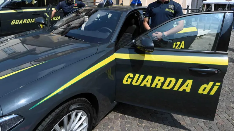 Un'automobile della Guardia di finanza - Foto Marco Ortogni/Neg © www.giornaledibrescia.it