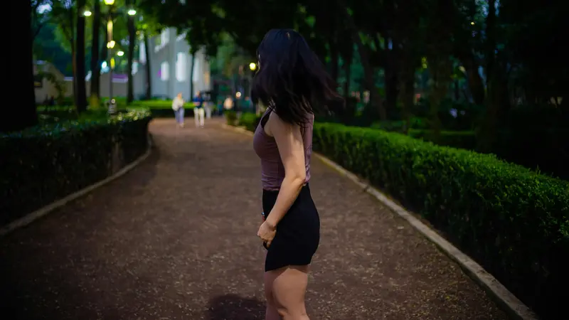 Una ragazza cammina da sola