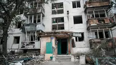 epa12184020 Damage following a Russian shelling on a residential area in Sviatohirsk, Ukraine, 18 June 2025. At least five people were hospitalized with various injuries following the overnight strike carried out with S-300 surface-to-air missiles, according to the Donetsk Regional Prosecutor's Office. EPA/MARIA SENOVILLA