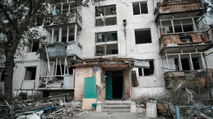 epa12184020 Damage following a Russian shelling on a residential area in Sviatohirsk, Ukraine, 18 June 2025. At least five people were hospitalized with various injuries following the overnight strike carried out with S-300 surface-to-air missiles, according to the Donetsk Regional Prosecutor's Office. EPA/MARIA SENOVILLA