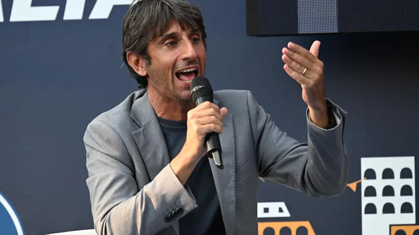 Il responsabile dell’organizzazione di FdI, Giovanni Donzelli, nel corso del dibattito: “Modello Italia: dal Governo della Nazione alla rinascita della Capitale, un sistema politico vincente al servizio di Roma” nell'ambito di Piazza Italia a Roma, 3 luglio 2025. ANSA/MAURIZIO BRAMBATTI