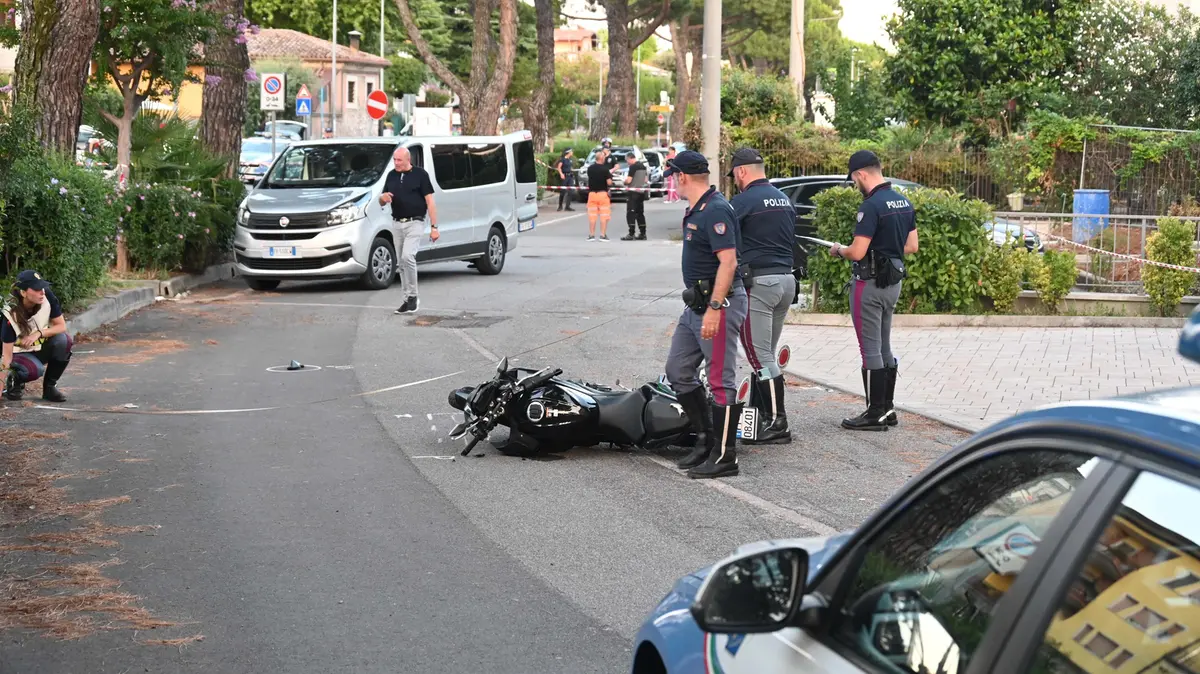 Con la moto sfiora un’auto, poi finisce contro un albero: muore 19enne ...