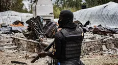 epa12197658 A member of the Haitian National Police (PNH) holds a weapon in Puerto Principe, Haiti, 24 June 2025 (issued 25 June 2025). Haiti marks one year since the first contingent of the Multinational Security Support (MSS) Mission arrived in the Caribbean country on 25 June 2024. UN High Commissioner for Human Rights Volker Turk has said the shortfalls in resources and equipment limited the MSS ability to contain the violence, with gangs extending their reach beyond Port-au-Prince and into the central regions, leaving a record 1.3 million people displaced and at least 2,680 people were killed between 01 January and 30 May 2025. EPA/MENTOR DAVID LORENS