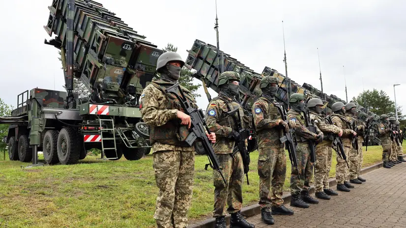 epa11404632 German and Ukrainian soldiers stand in front of 'Patriot' anti-aircraft missile systems during the visit of Ukrainian President Zelensky to a military training area in Germany, 11 June 2024. Ukrainina President visits Germany to take part in The Ukraine Recovery Conference 2024 that takes place in Berlin from 11 to 12 June 2024, under the slogan 'United in defense. United in recovery. Stronger together.' EPA/JENS BUETTNER / POOL