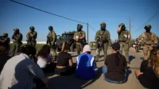 epa12230852 Federal immigration officials carrying out raids on two southern California cannabis farms clashed with protesters in Camarillo, California, USA, 10 July 2025. On 8 July 2025, city and county officials in Los Angeles joined a federal lawsuit against the Trump administration to stop widespread immigration raids that have prompted demonstrations and caused panic in Latino communities across Southern California. EPA/ALLISON DINNER