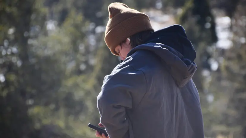 Persona che utilizza uno smartphone - Foto Unsplash © www.giornaledibrescia.it