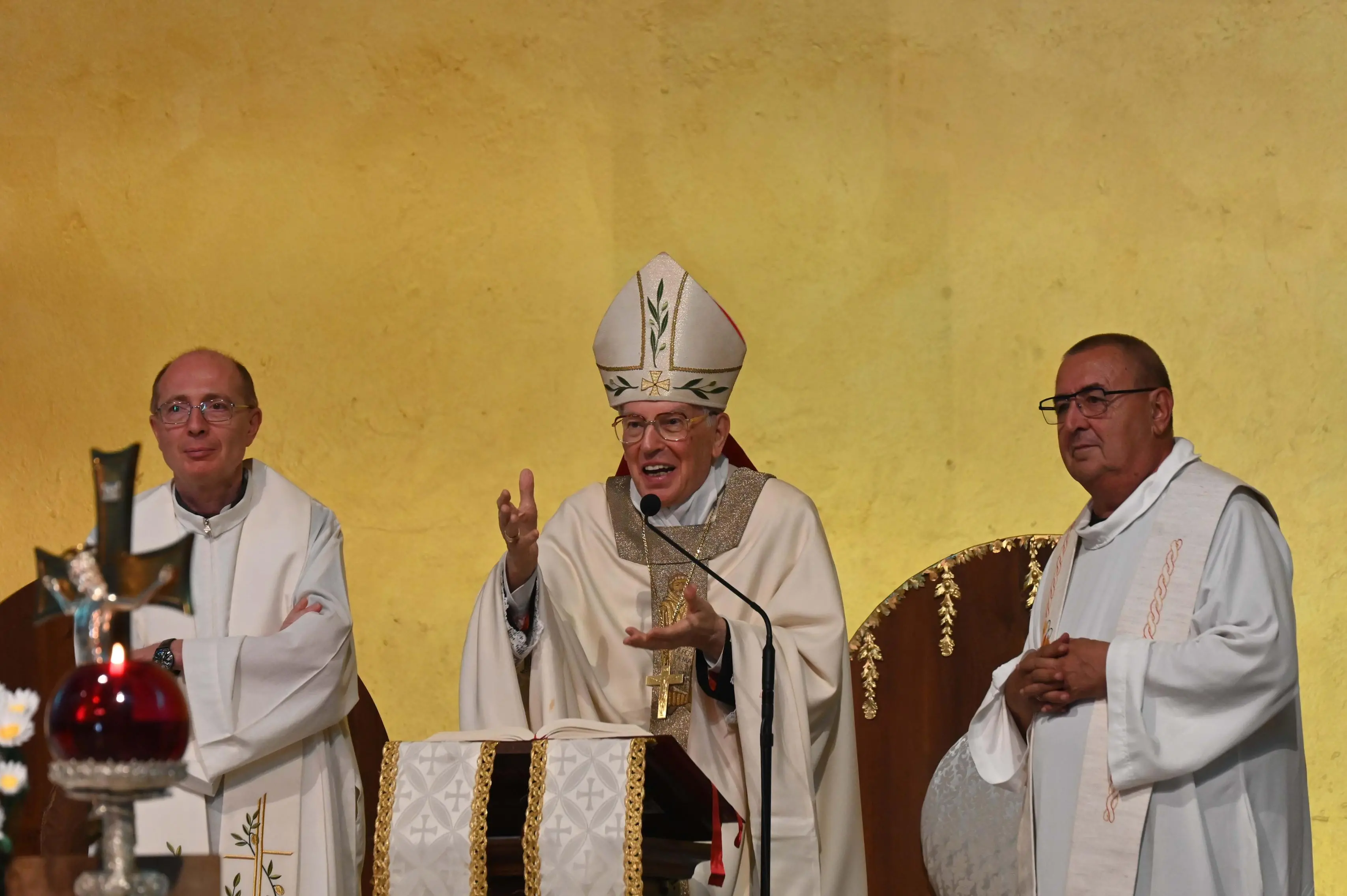 La messa alla Chiesa di San Benedetto Messe celebrata dal Cardinale Re