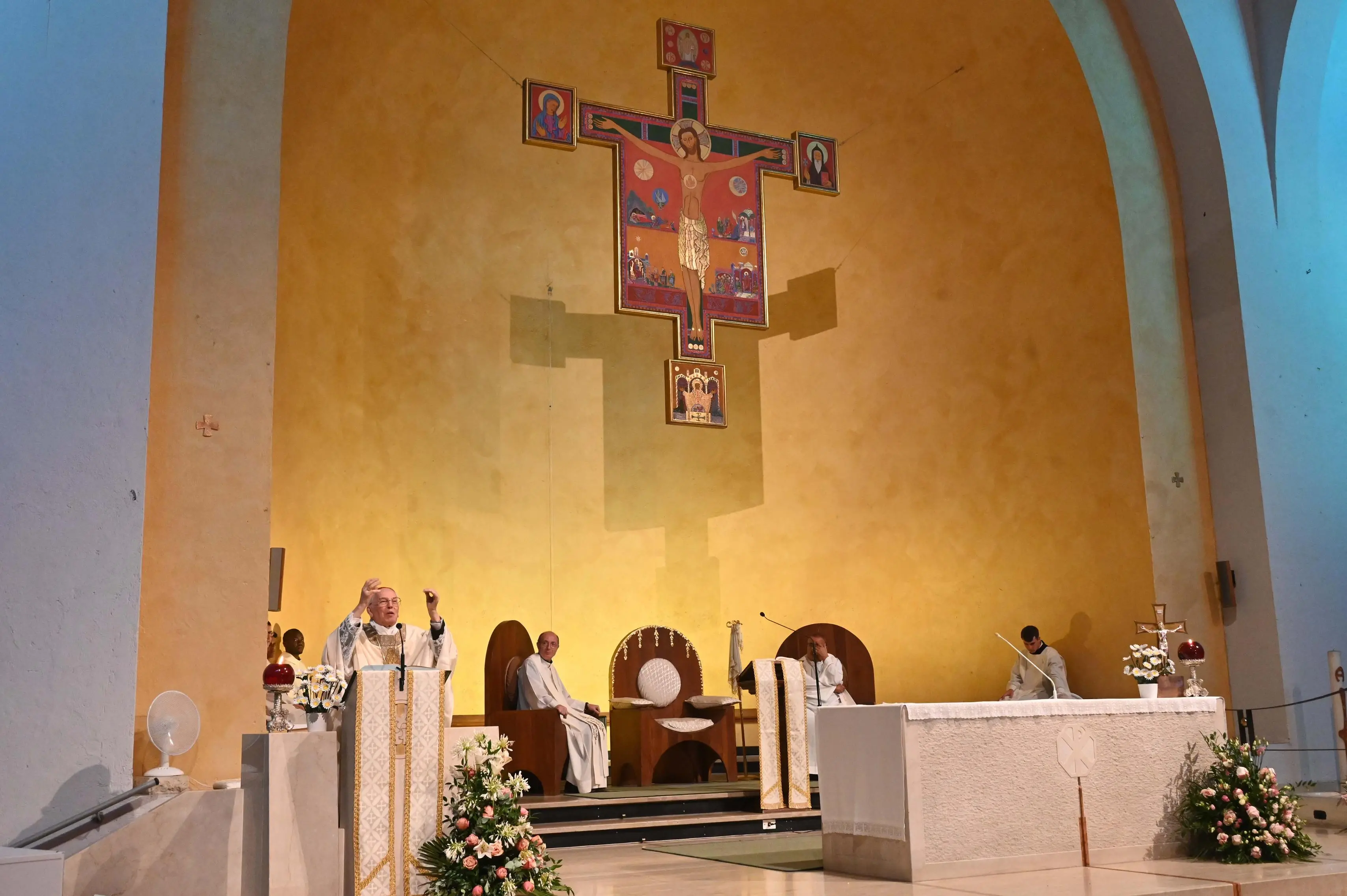 La messa alla Chiesa di San Benedetto Messe celebrata dal Cardinale Re
