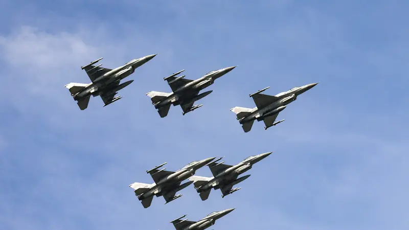 epa11550080 Polish Air Force's F-16 fighter jets perform a flyover as part of the military parade during the Polish Armed Forces Day in Warsaw, Poland, 15 August 2024. Polish Armed Forces Day is a national holiday celebrated annually on 15 August in Poland, commemorating the anniversary of the 1920 victory over Soviet Russia at the Battle of Warsaw during the Polish-Soviet War. EPA/LESZEK SZYMANSKI POLAND OUT