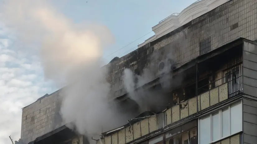 epa12228424 Smoke rises from a burning flat after it was hit by debris of a Russian missile that was shot down above Kyiv, Ukraine, 10 July 2025, amid the ongoing Russian invasion. At least two people were killed in Kyiv, and many others were injured across Ukraine, following overnight Russian strikes in the Kyiv, Chernihiv, Sumy, Poltava, Kirovohrad and Kharkiv regions, the State Emergency Service confirmed. EPA/SERGEY DOLZHENKO