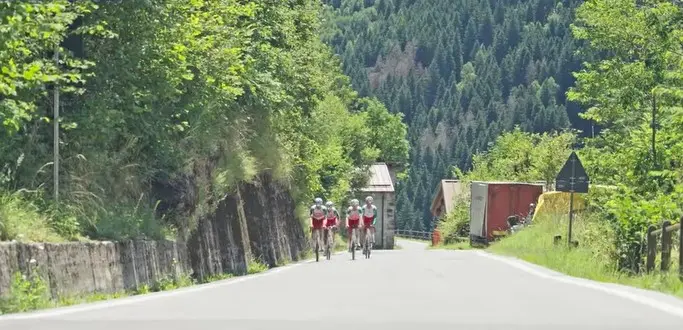 Il team di Contador e Basso si allena sulla storica salita «Recta Contador»