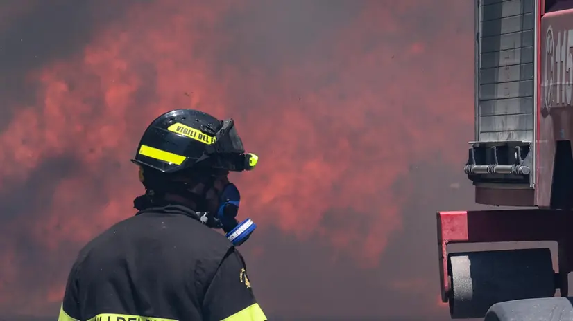 Un incendio di vaste dimensioni in prossimita' delle abitazioni all'Infernetto. Sul posto i Vigili del Fuoco e i Carabinieri Forestali con l'ausilio di un elicottero, Roma, 7 luglio 2025. ANSA/Emanuele Valeri. (simbolica, generica)