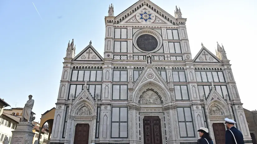 Due vigili urbani Crolla cornicione in Chiesa Santa Croce , Chiesa chiusa per lutto 20 ottobre 2017 ANSA/MAURIZIO DEGL ' INNOCENTI Due vigili urbani all'esterno della basilica di Santa Croce chiusa dopo l'incidente mortale a causa del quale ha perso la vita un turista spagnolo, colpito da un grosso pezzo di capitello staccatosi da 30 metri, Firenze, 20 ottobre 2017. ANSA/MAURIZIO DEGL' INNOCENTI