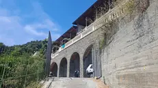 Una veduta esterna della casa perquisita di un uomo sentito in qualità di testimone nell'ambito delle indagini per far luce sulla scomparsa di un bambino di 5 anni da un campeggio di Ventimiglia, in provincia di Imperia, 12 luglio 2025. ANSA (NPK)